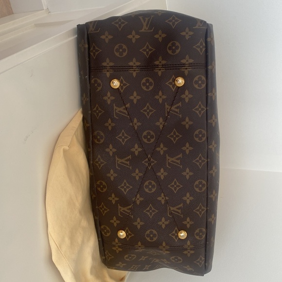 Authentic Louis Vuittton Artsy MM Bag - Picture 8 of 13
